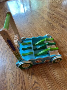 Melissa and Doug - chomp and clack alligator push toy
